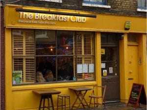 Desayunar en un The Breakfast Club de Londres