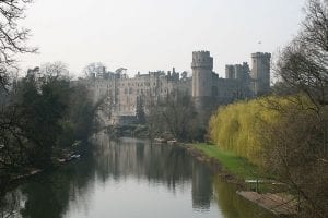 vista del Castillo de Warwick desde el lago, Reino Unido