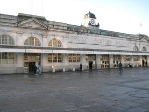 Ciudad Cardiff Central Station en Cardiff, Gales, Reino Unido