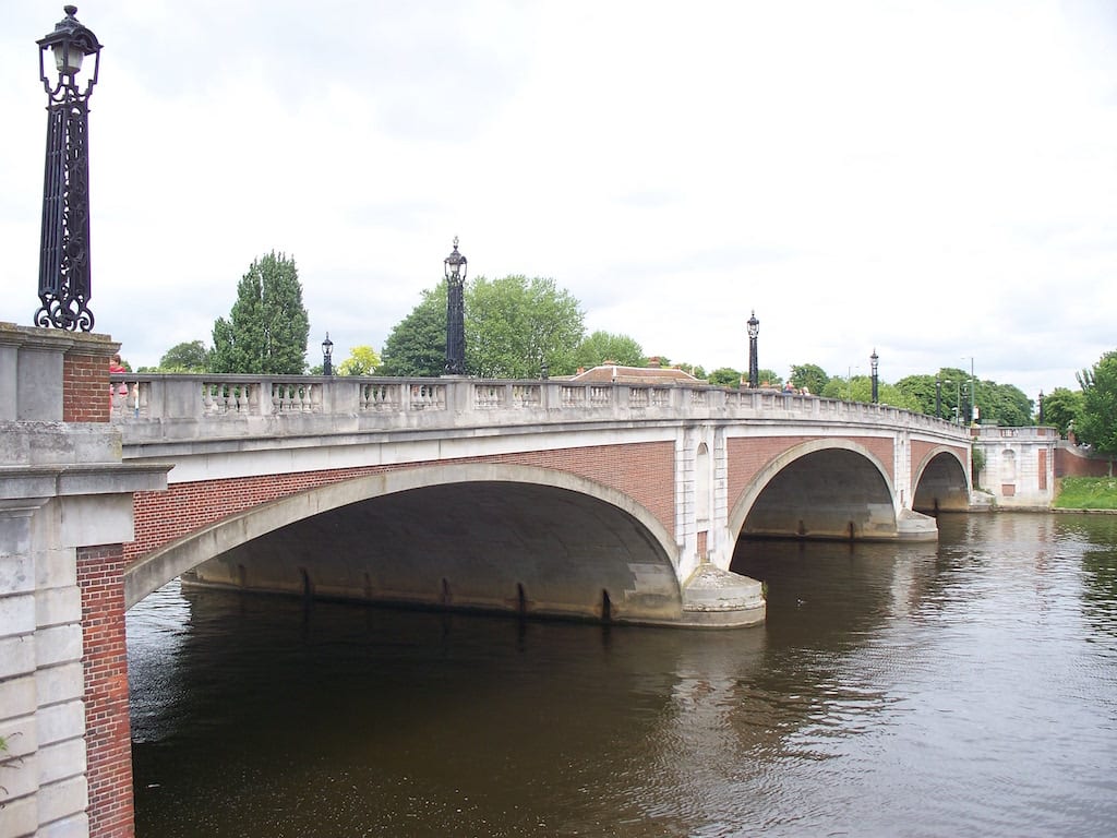 Puentes de Londres: Hampton Court Bridge